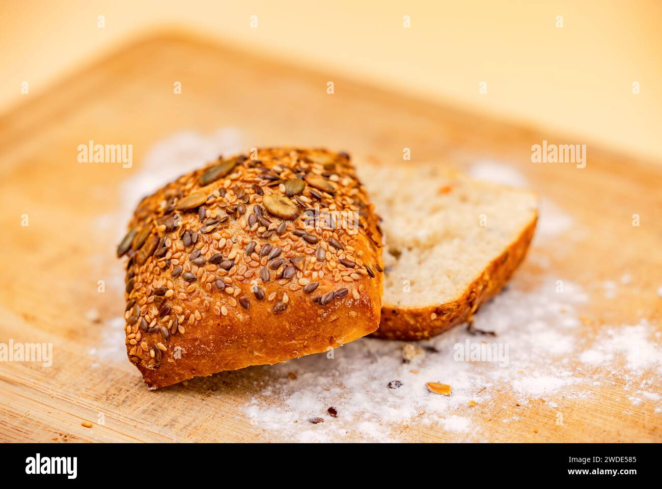 Pain frais de grain allemand pour le petit déjeuner avec des grains sains de la boulangerie comme un gros plan dans le studio Banque D'Images