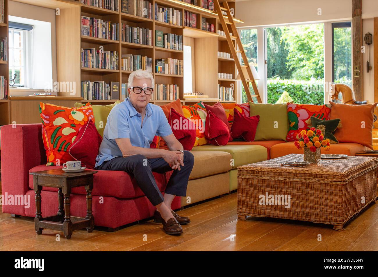 Auteur à succès Ken Follett à sa bibliothèque le 8 septembre 2023 à Stevenage, Hertfordshire Royaume-Uni Banque D'Images