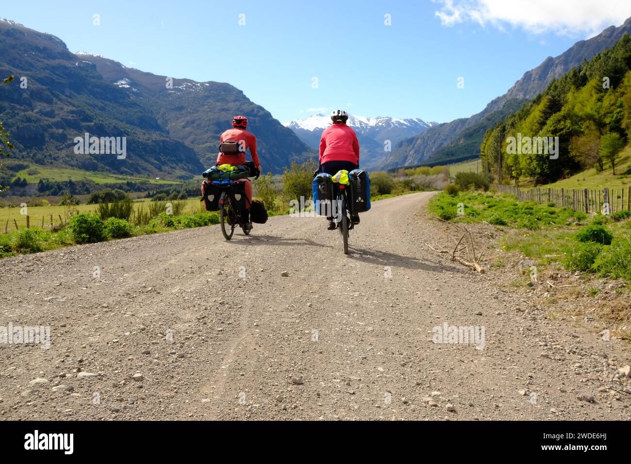 Deux cyclistes parcourent une section de gravier de la Carretera Austral, entre Villa Manihueles et Villa Ortega au Chili Banque D'Images