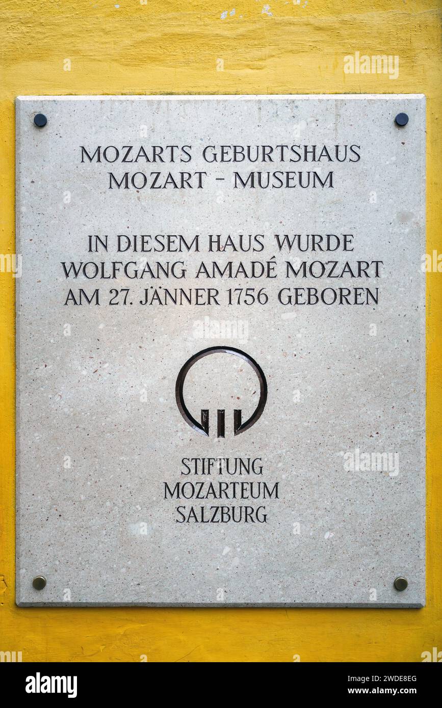 Mozarts Geburtshaus, lieu de naissance de Wolfgang Amadeus Mozart au n ° 9 Getreidegasse à Salzbourg, Autriche. Panneau sur le bâtiment, entrée du musée. Banque D'Images