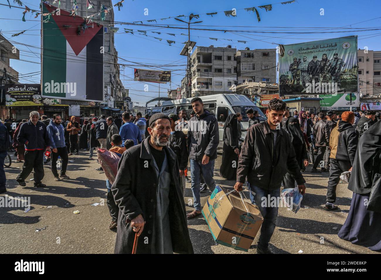 Rafah, Territoires palestiniens. 20 janvier 2024. Des Palestiniens se pressent dans une rue de Rafah. L’UNRWA a déclaré que la population de la ville de Rafah a presque quadruplé pour atteindre plus de 1,300 millions de personnes, alors que les Palestiniens déplacés de Jabalia, Sheikh Zayed, Al-Wusta, Khan Yunis et Gaza City, fuient les combats sanglants entre Israël et le Hamas. Crédit : Abed Rahim Khatib/dpa/Alamy Live News Banque D'Images