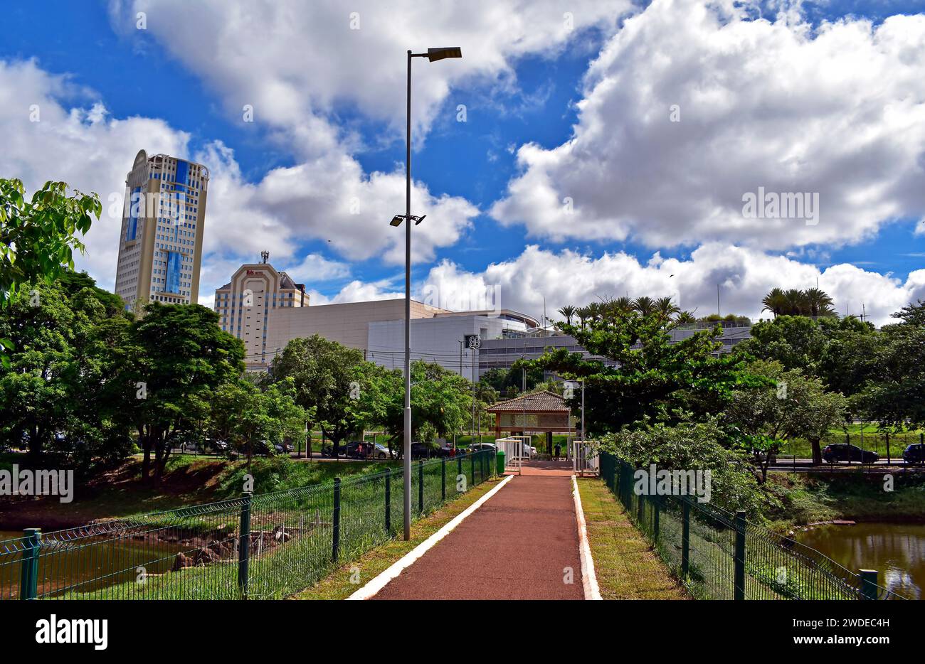 RIBEIRAO PRETO, SAO PAULO, BRÉSIL - 24 décembre 2023 : vue partielle du Parc des Arts (Parque das Artes) Banque D'Images
