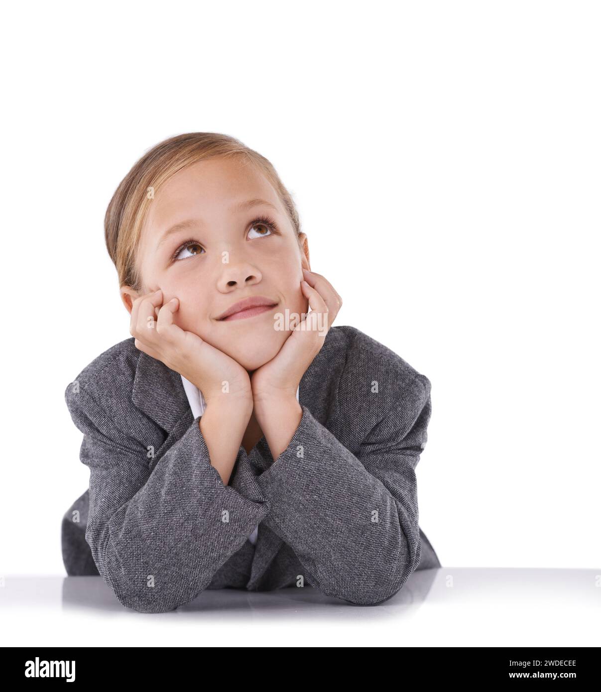 Enfant, pensée et carrière d'affaires en costume pour de futurs rêves professionnels, fond blanc ou studio. Enfant, fille et bureau pour les objectifs d'adulte en tant que travailleur Banque D'Images