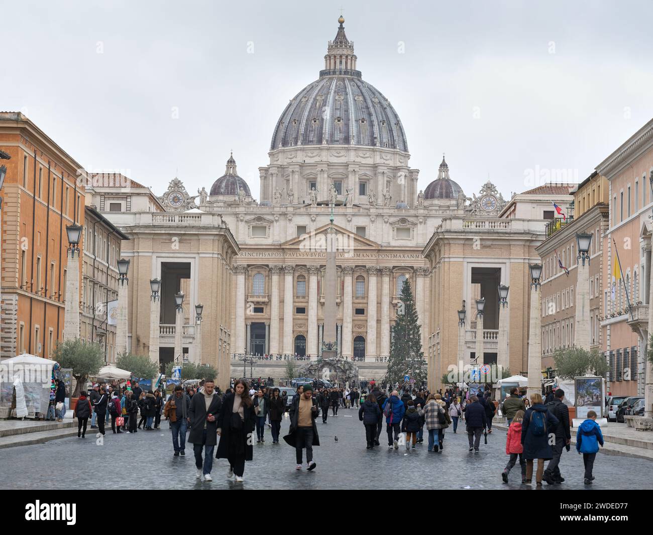 Touristes sur la place à l'avant de la basilique Saint-Pierre, Cité du Vatican, Rome, Italie. Banque D'Images