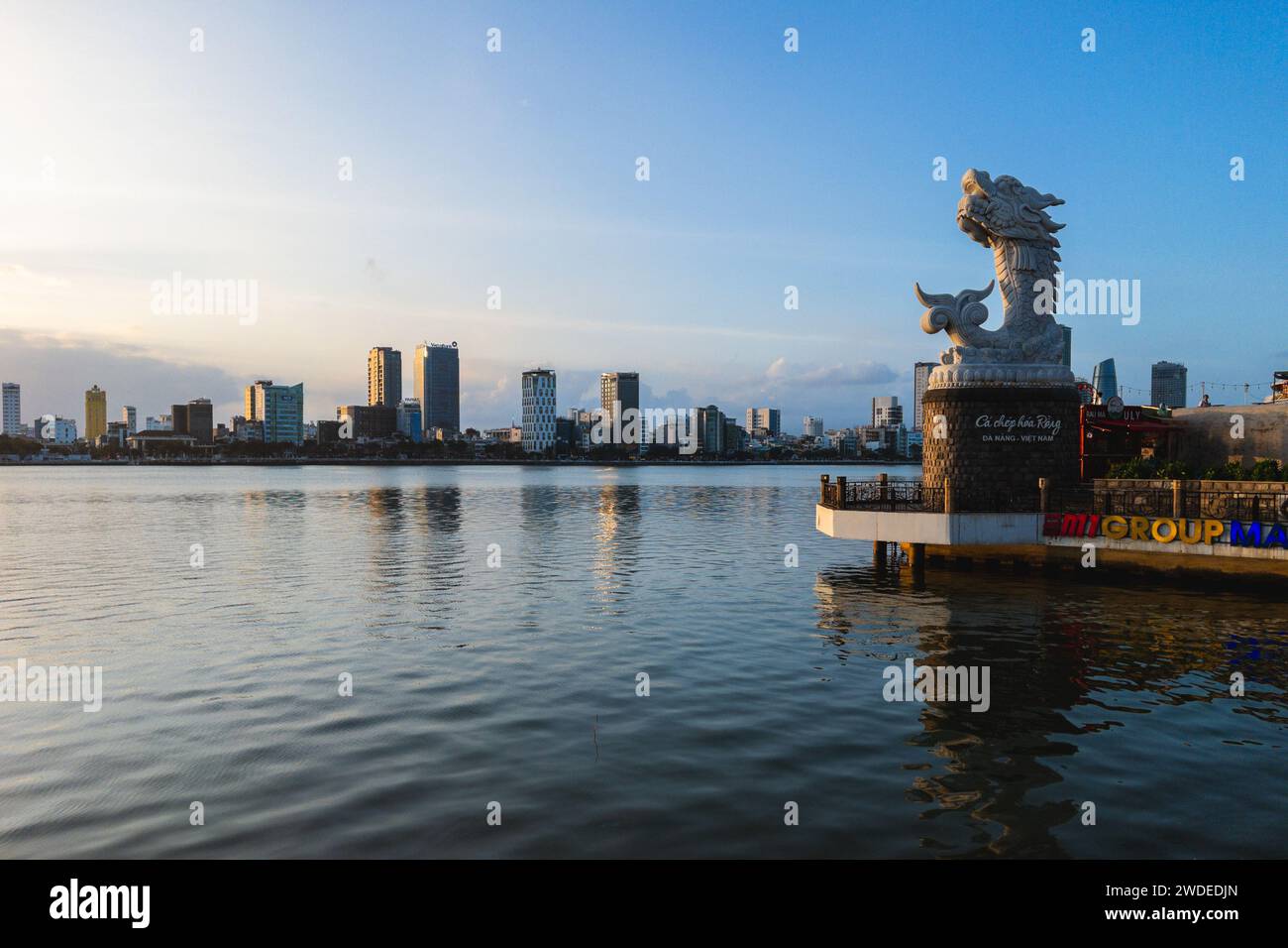18 janvier 2024 : Carpe Dragon, une statue de 7,5 mètres de haut située sur la rive est du fleuve Han à Da Nang, Vietnam. C'est un symbole emblématique de l'art et Banque D'Images
