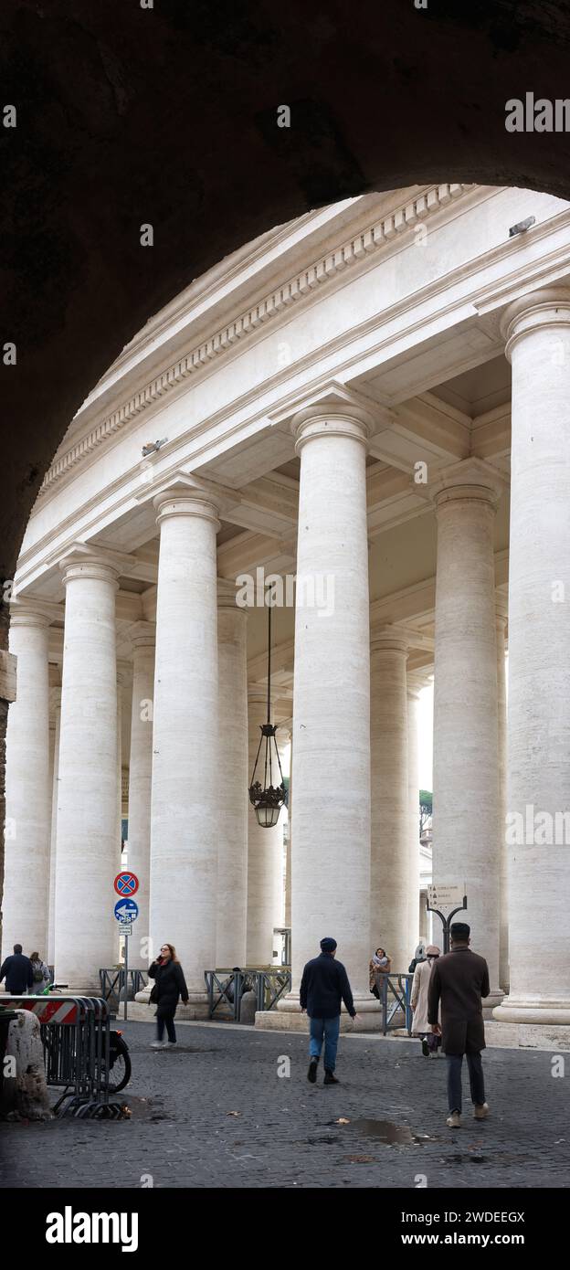 Colonnade par le Bernin autour de la place Saint-Pierre, Cité du Vatican, Rome, Italie, un jour humide. Banque D'Images