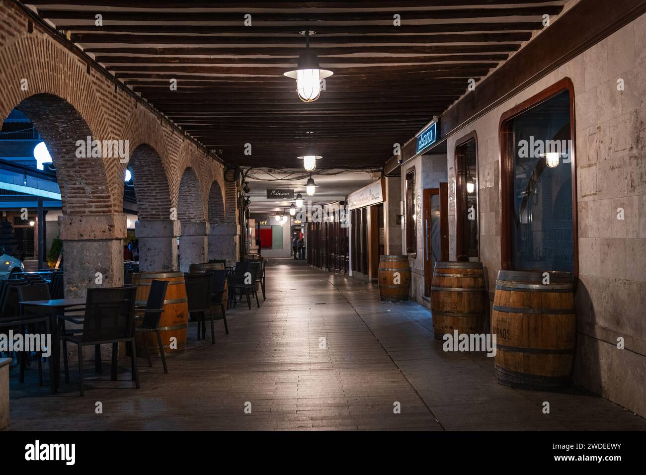 MEDINA DEL CAMPO, ESPAGNE - 1 JANVIER 2023 : à l'intérieur des arcades étroites en pierre de la vieille ville de Medina del Campo à Valladolid, Espagne. Banque D'Images