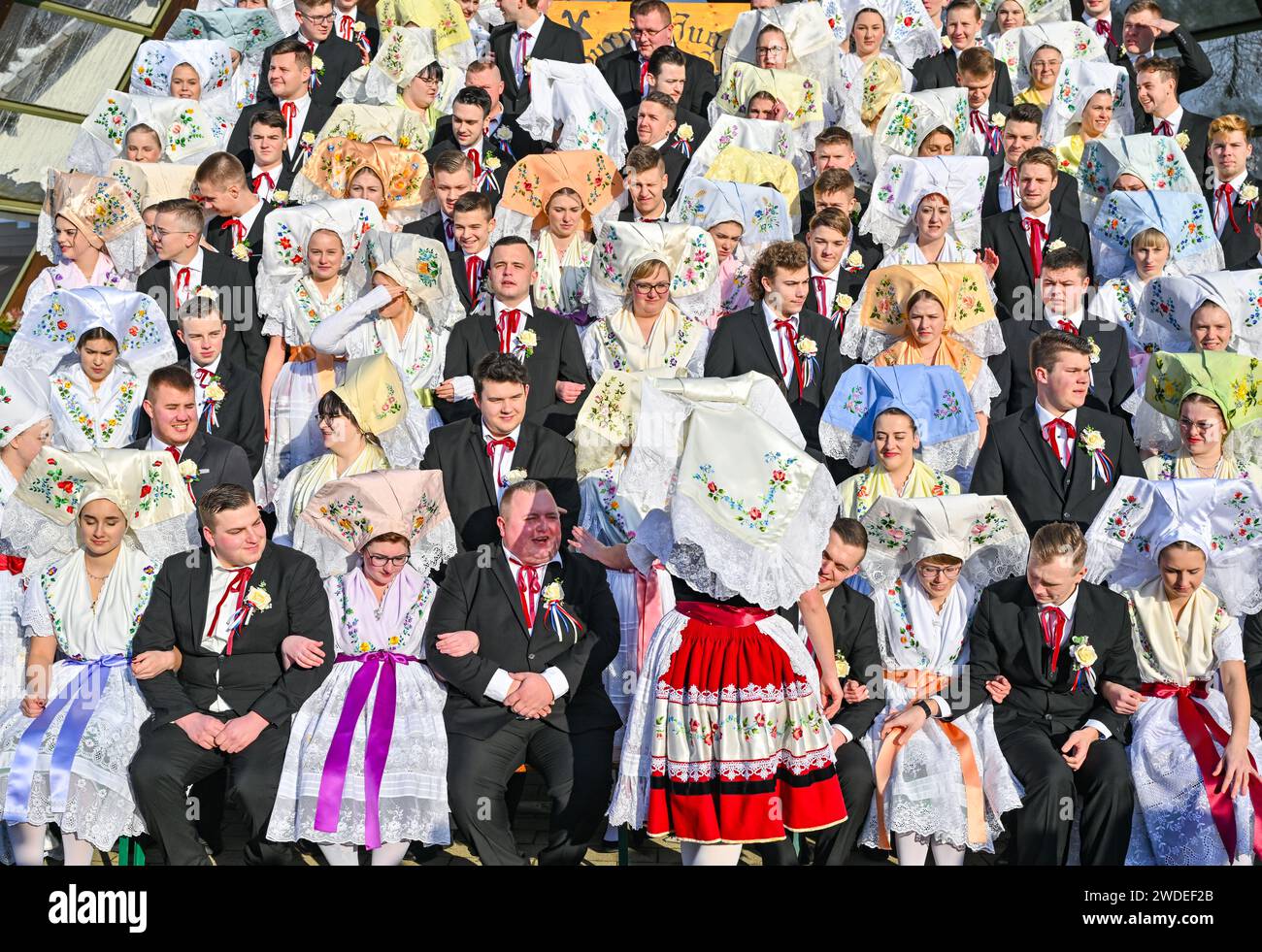 Burg, Allemagne. 20 janvier 2024. Le carnaval de Wendish dans le Spreewald commence par une photo de groupe. Environ 40 couples ont participé au 131e carnaval des jeunes. Le carnaval de Wendish (Zapust) marque la fin des travaux hivernaux dans le Spreewald et la Basse-Lusace. C'est la coutume la plus connue et est célébrée dans la plupart des villages. En plus du Zampern, la procession du carnaval en fait également partie. Crédit : Patrick Pleul/dpa/Alamy Live News Banque D'Images