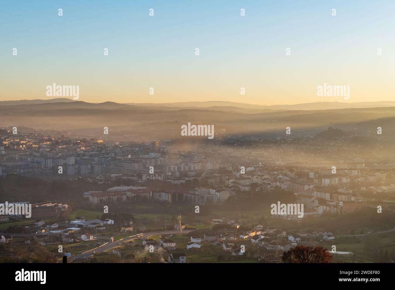 Vue panoramique de la Skyline de la ville galicienne d'Ourense vue de la périphérie. Banque D'Images