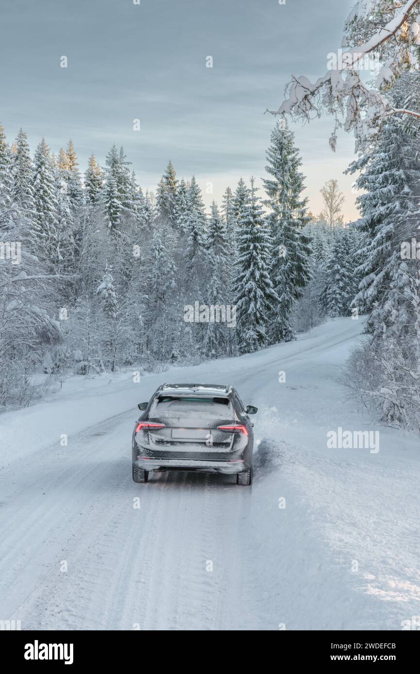 Parking sur une route en hiver à Varmland, Suède Banque D'Images