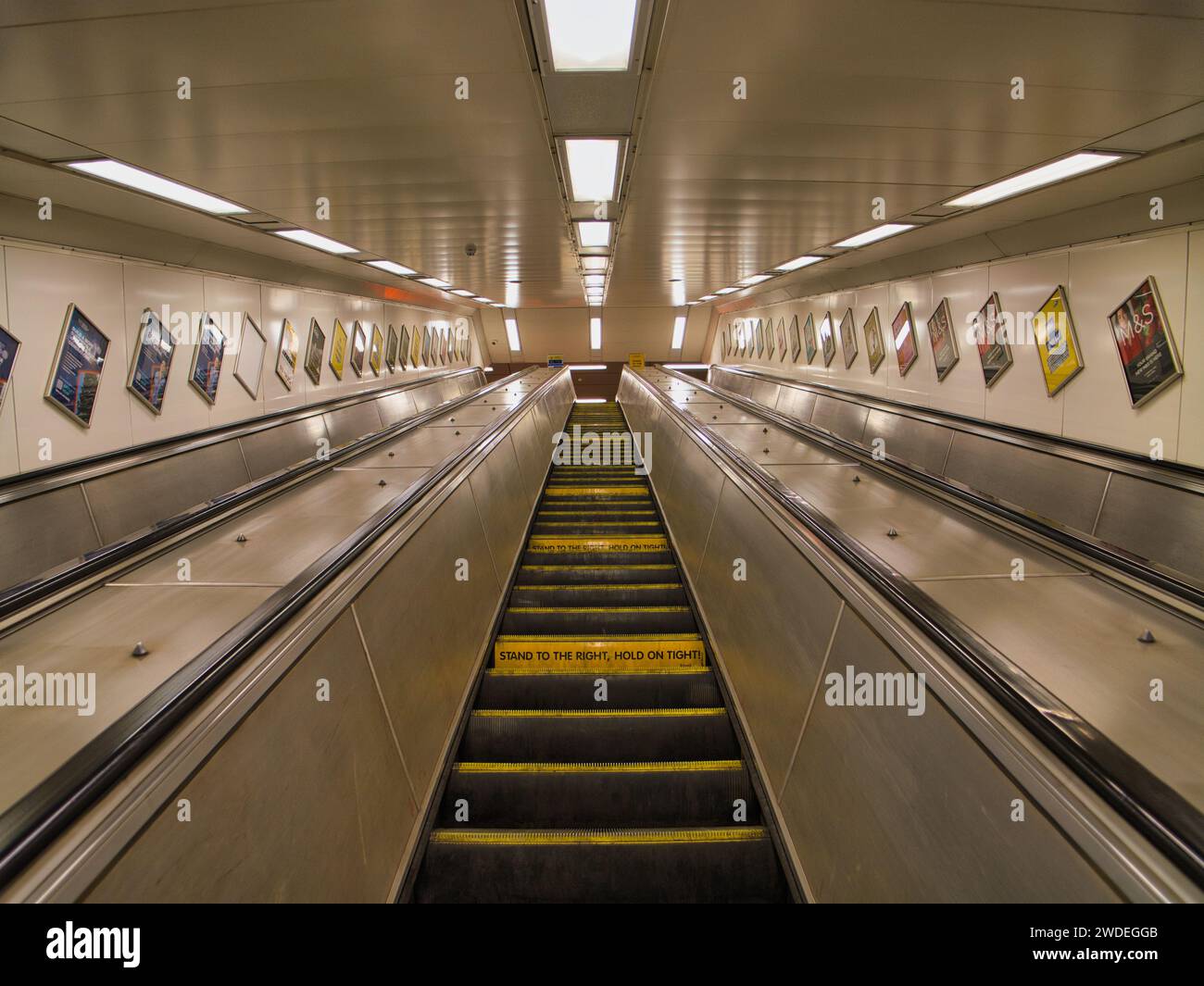Un escalier roulant ascendant à la station de métro Liverpool Lime Street sur le réseau ferroviaire Merseyrail sur Merseyside, Royaume-Uni Banque D'Images