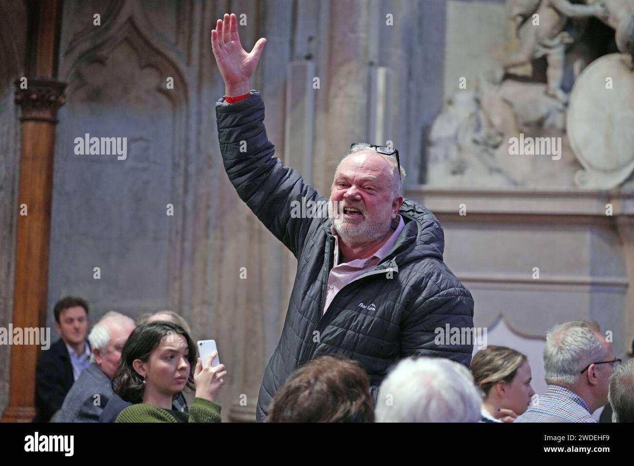 Un manifestant pro-palestinien interrompt le secrétaire fantôme aux Affaires étrangères David Lammy lors de son discours à la conférence de la Fabian Society dans le centre de Londres. Date de la photo : samedi 20 janvier 2024. Banque D'Images