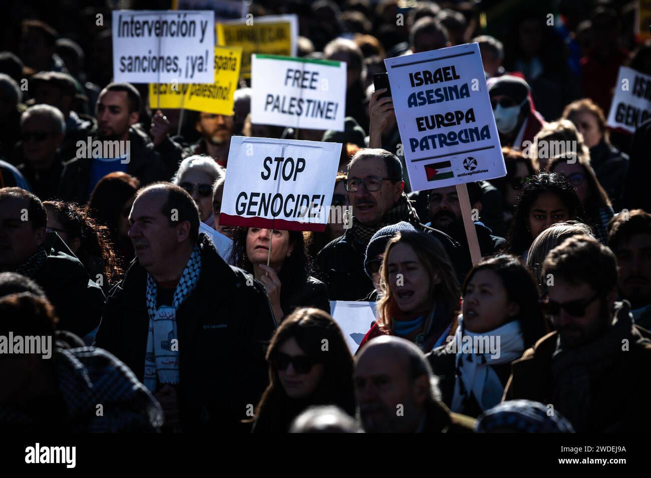 Madrid, Espagne. 20 janvier 2024. Personnes qui protestent lors d'une manifestation en faveur du peuple palestinien. Des milliers de personnes ont défilé dans le centre-ville pour exiger un cessez-le-feu à Gaza alors que les attaques israéliennes se poursuivent. Plus de 23 000 Palestiniens ont été tués dans la bande de Gaza depuis le 7 octobre 2023, à la suite des frappes aériennes et des attaques israéliennes pendant le conflit entre Israël et la Palestine. Crédit : Marcos del Mazo/Alamy Live News Banque D'Images
