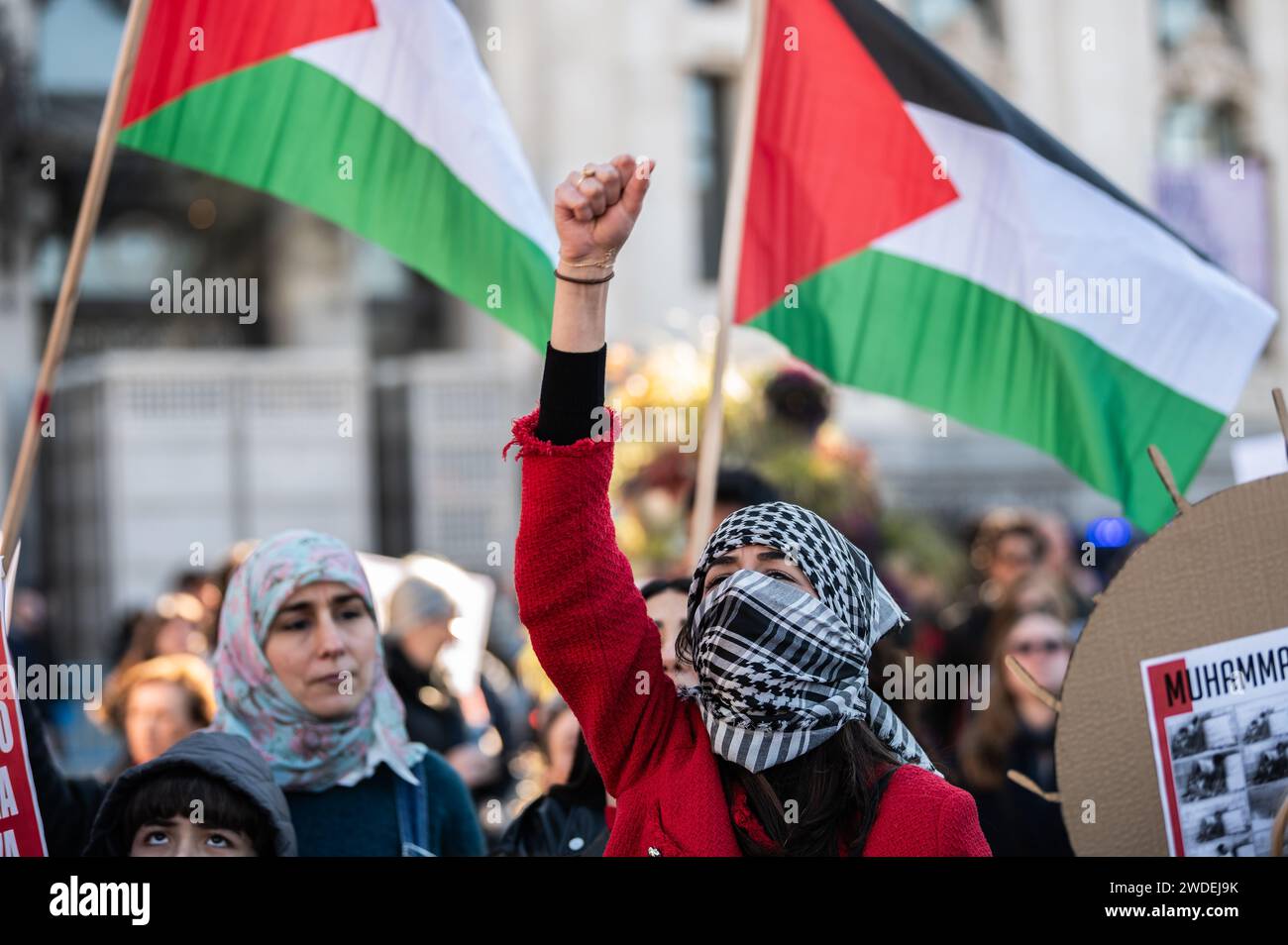 Madrid, Espagne. 20 janvier 2024. Personnes qui protestent lors d'une manifestation en faveur du peuple palestinien. Des milliers de personnes ont défilé dans le centre-ville pour exiger un cessez-le-feu à Gaza alors que les attaques israéliennes se poursuivent. Plus de 23 000 Palestiniens ont été tués dans la bande de Gaza depuis le 7 octobre 2023, à la suite des frappes aériennes et des attaques israéliennes pendant le conflit entre Israël et la Palestine. Crédit : Marcos del Mazo/Alamy Live News Banque D'Images