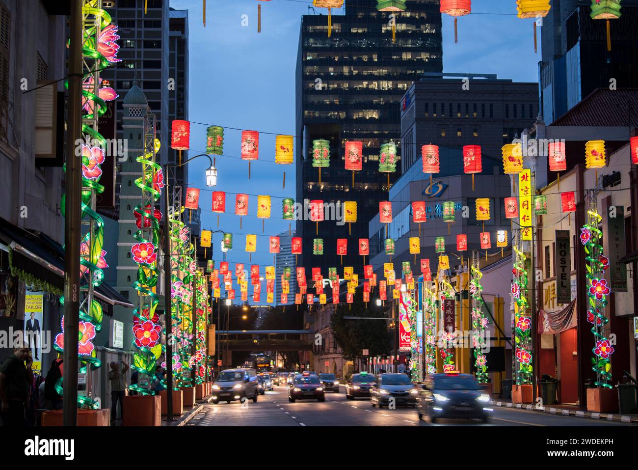 Singapour - 20 avril 2023 : Chinatown à Singapour décoré de lanternes chinoises pour célébrer le nouvel an chinois. Banque D'Images Singapour - 20 avril 2023 : Chinatown à Singapour décoré de lanternes chinoises pour célébrer le nouvel an chinois. Banque D'Images