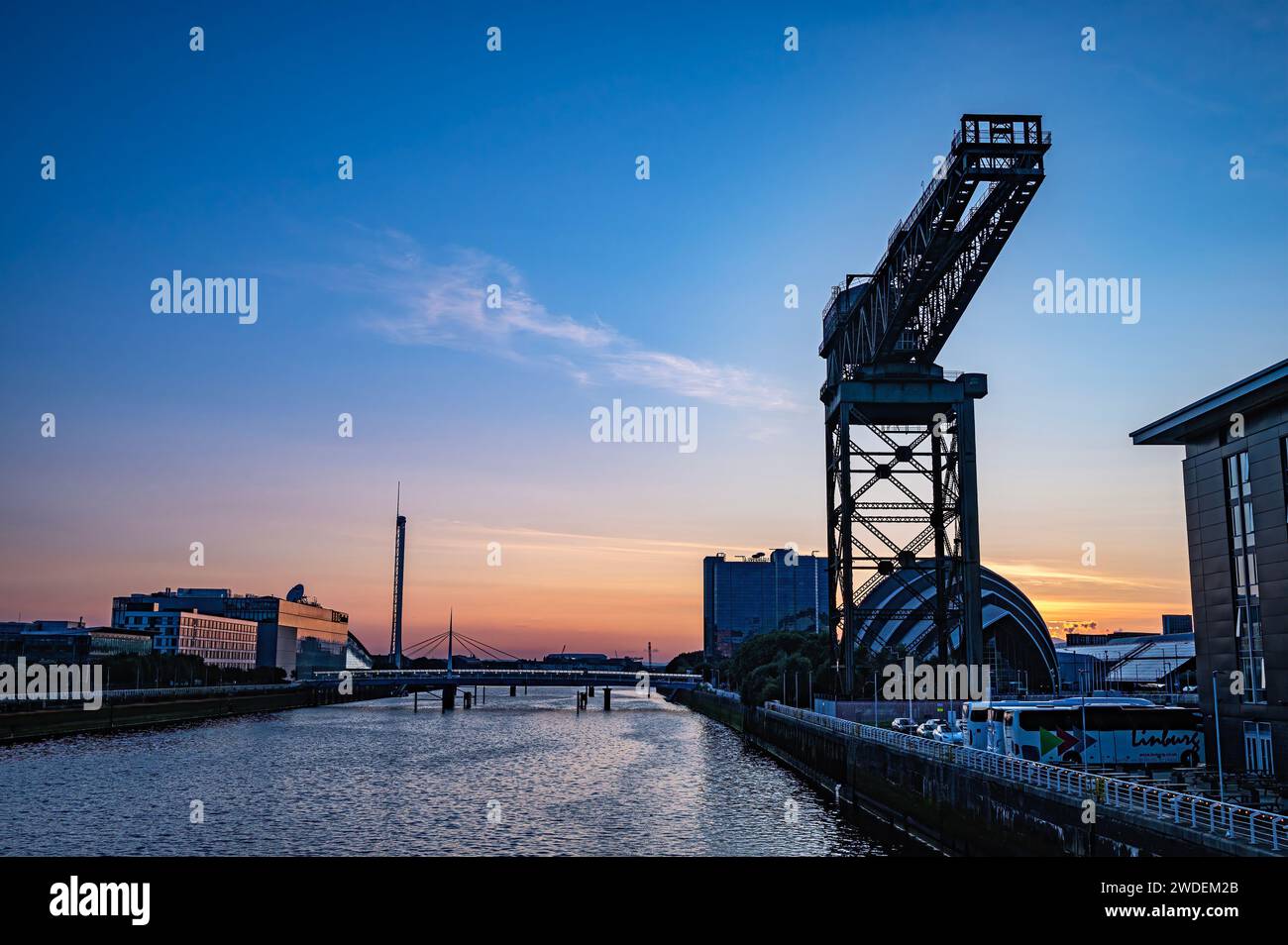 Vue sur la rivière Clyde à Glasgow, y compris plusieurs monuments, notamment la grue de Finnieston. Banque D'Images