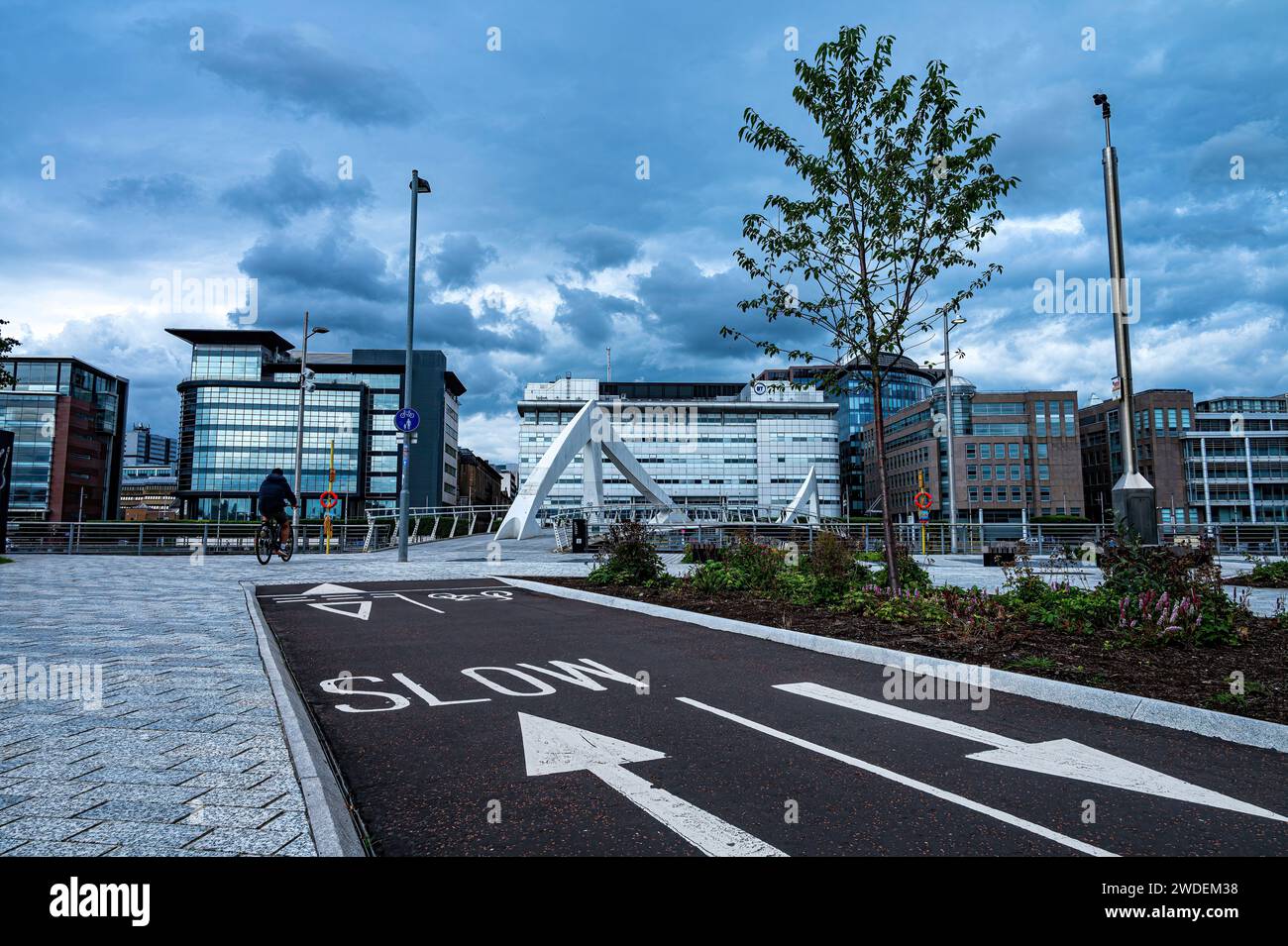 Marquage routier sur la piste cyclable menant au Squiggly Bridge au-dessus de la rivière Clyde à Glasgow, en Écosse. Banque D'Images