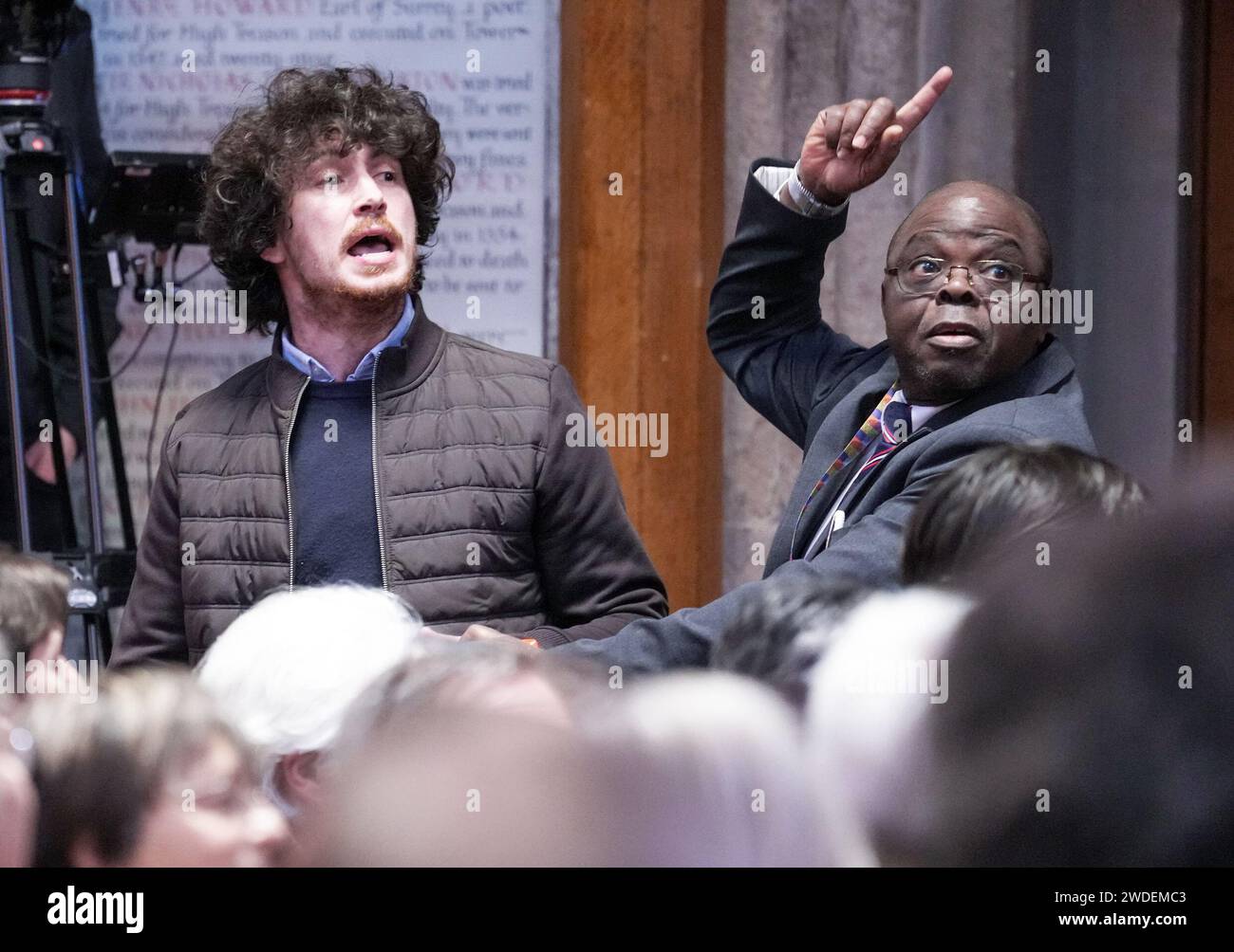 Un manifestant est retiré de la salle après avoir interrompu le secrétaire fantôme aux Affaires étrangères David Lammy lors de son discours à la conférence de la Fabian Society dans le centre de Londres. Date de la photo : samedi 20 janvier 2024. Banque D'Images