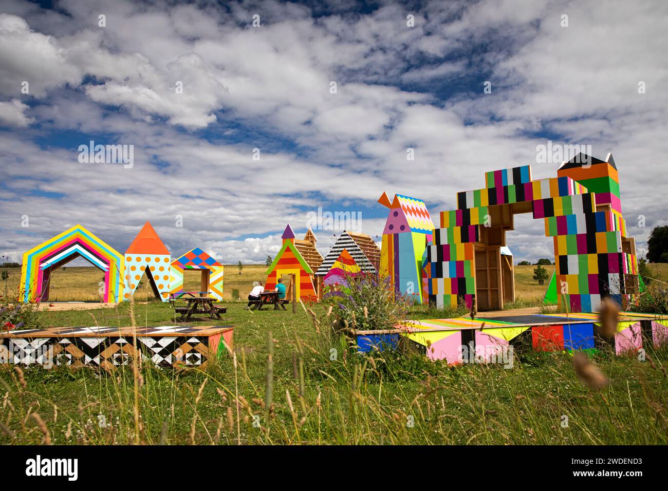 Royaume-Uni, Angleterre, Warwickshire, Compton Verney, Old Town Meadow, Summer of Sculpture, installation Village colorée de Morag Myerscough Banque D'Images