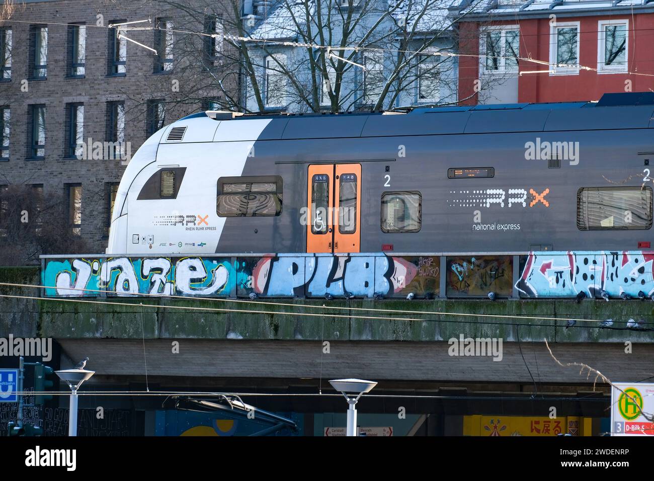 Düsseldorf 20.01.2024 DB Deutsche Bahn Nahverkehr ÖPNV Verkehrsverbund Rhein-Ruhr VRR Bahnsteig Zug 49-Euro-Ticket Deutschlandticket Superwarnstreik Monsterwarnstreik Gewerkschaften inflation Bürgergeld Lohnerhöhungen Personennahverkehr Regiobahn Bahnstreik Superstreik Warnstreik GDL RRX Rhein-Ruhr-Express National Express Düsseldorf Nordrhein-Westfalen Deutschland *** Düsseldorf 20 01 2024 DB Deutsche Bahn transport public local VRR Verkehrsverbund Rhein Ruhr train plate-forme 49 Euro Ticket Deutschlandticket super avertissement grève monstre alerte syndicats inflation revenu des citoyens salaire Banque D'Images