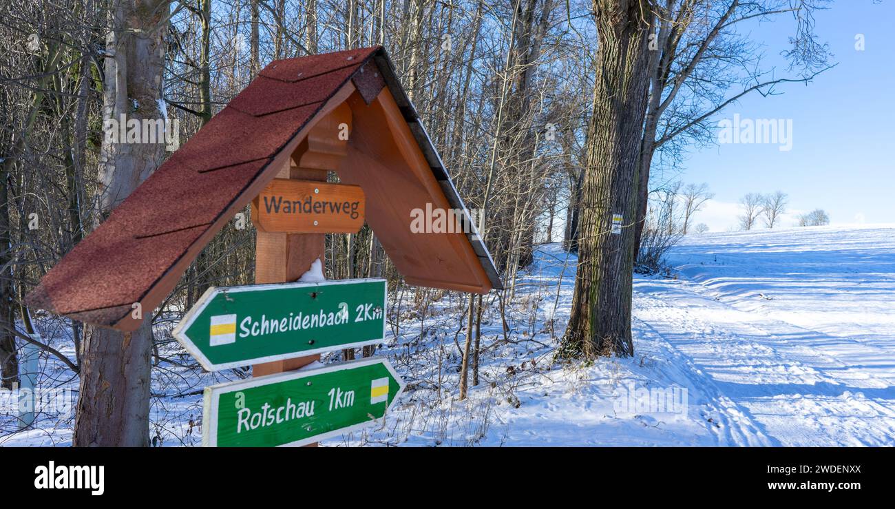 Sentier de randonnée hivernale avec panneau d'information à Vogtland, Saxe Allemagne Banque D'Images
