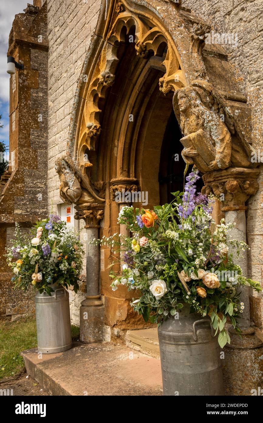 Royaume-Uni, Angleterre, Warwickshire, village de Cornbrook, churnes de lait floral pour le mariage devant St Mary et `Margaret’s Church door Banque D'Images