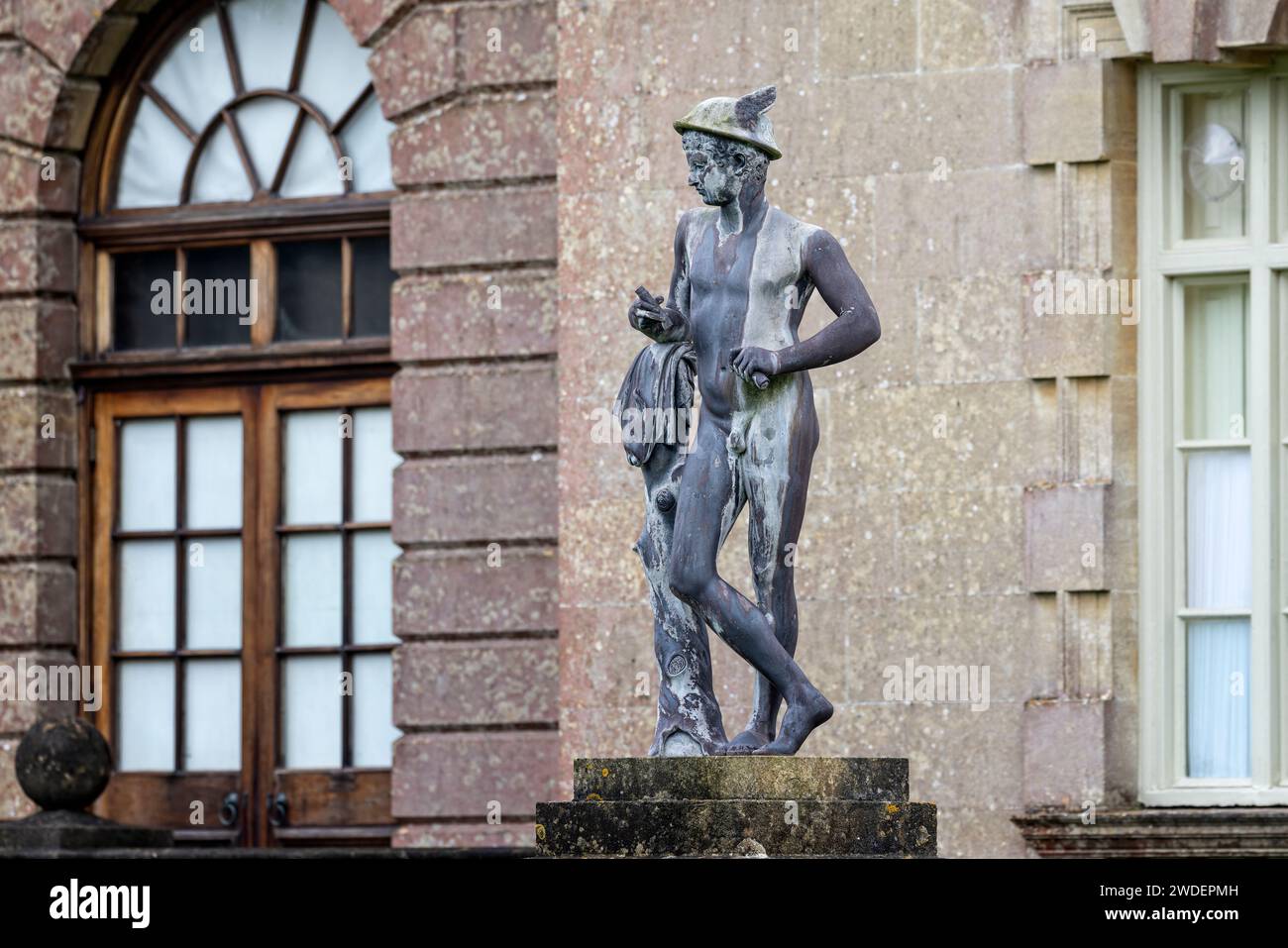 Statue de Mercure, le messager des Dieux, à l'extérieur de Stourhead House dans le Wiltshire, Royaume-Uni, le 20 janvier 2024 Banque D'Images