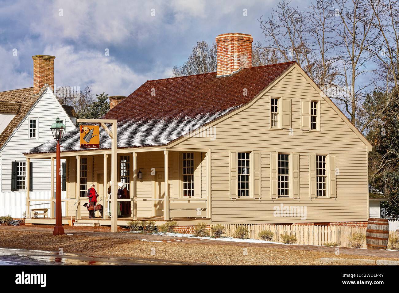 R. Charlton Coffeehouse, années 1750, reconstruit 2009, Duke of Gloucester Street, neige, femmes sur porche, lampadaire, hiver, seul café dans Colonial Wi Banque D'Images