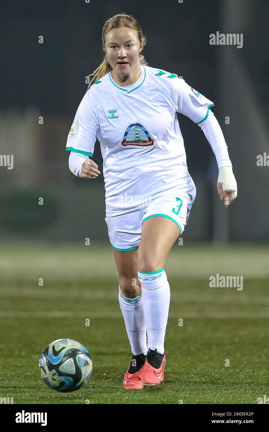 v.li. : Mathilde Janzen (SV Werder Bremen, 3) Am ball, Freisteller, Einzelbild, Ganzkörper, Aktion, action, Spielszene, 19.01.2024, Rheda-Wiedenbrück (Allemagne), Fussball, Testspiel Frauen, FSV Gütersloh 2009 - SV Werder Bremen Banque D'Images