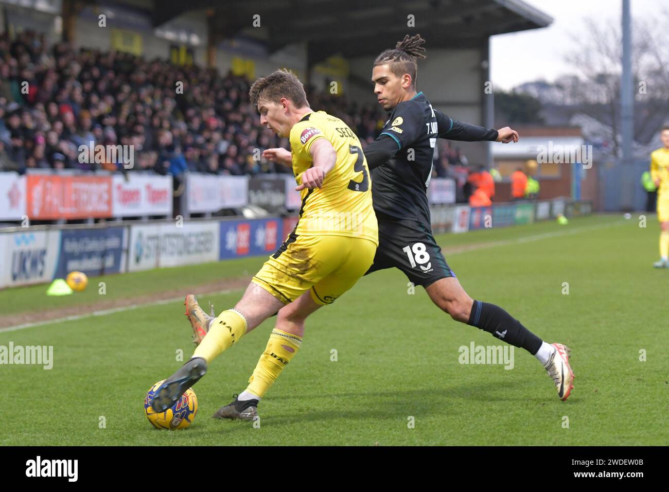 Burton-upon-Trent, Angleterre. 20 janvier 2024. Steve Seddon de Burton Albion est confronté à Tennai Watson de Charlton Athletic lors du match Sky Bet EFL League One entre Burton Albion et Charlton Athletic. Kyle Andrews/Alamy Live News Banque D'Images