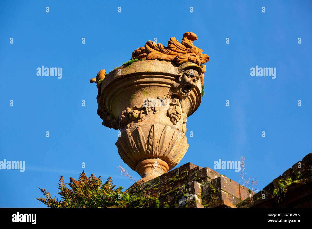 Une urne ornementale au sommet de l'entrée de Sandringham Royal Estate, Norfolk, Angleterre Banque D'Images