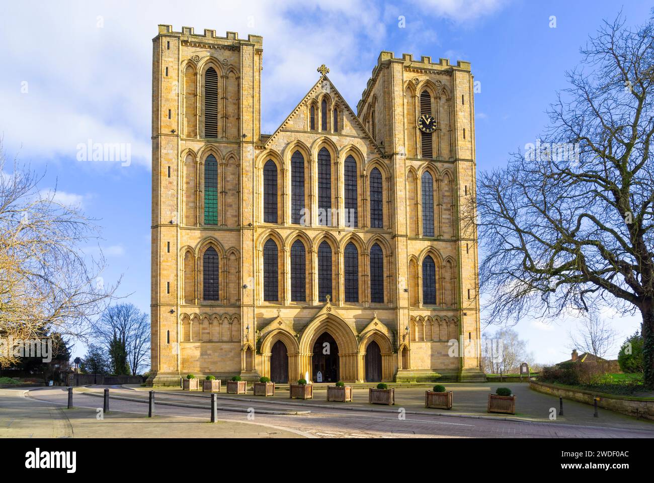 Extérieur de la cathédrale de Ripon sur le front ouest Cathédrale de l'Église d'Angleterre à Ripon North Yorkshire Angleterre GB Europe Banque D'Images