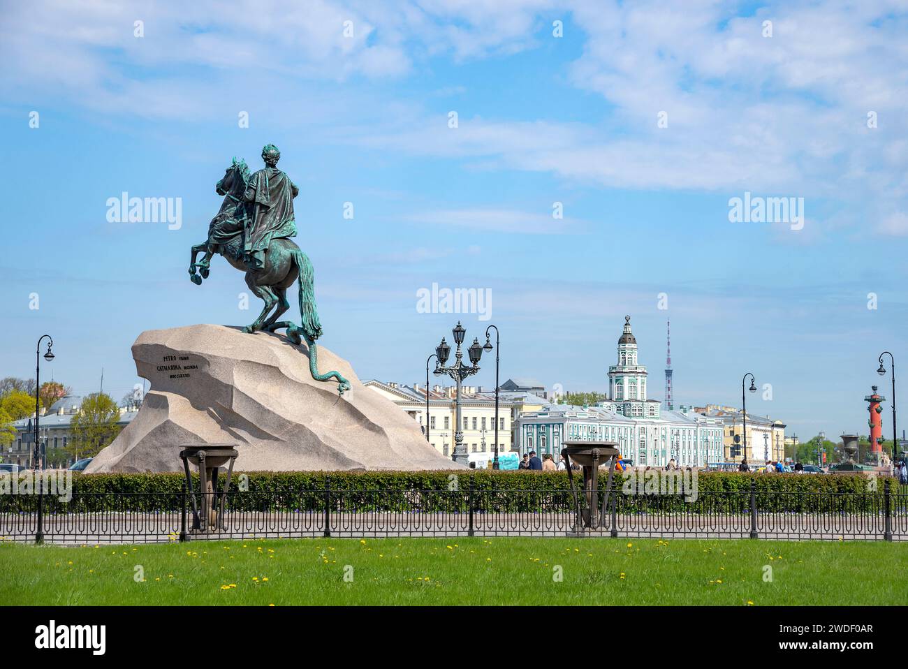 ST. PETERSBURG, RUSSIE - 14 MAI 2023 : Monument à Pierre le Grand ('le cavalier de bronze') sur le fond du bâtiment Kunstkamera Banque D'Images