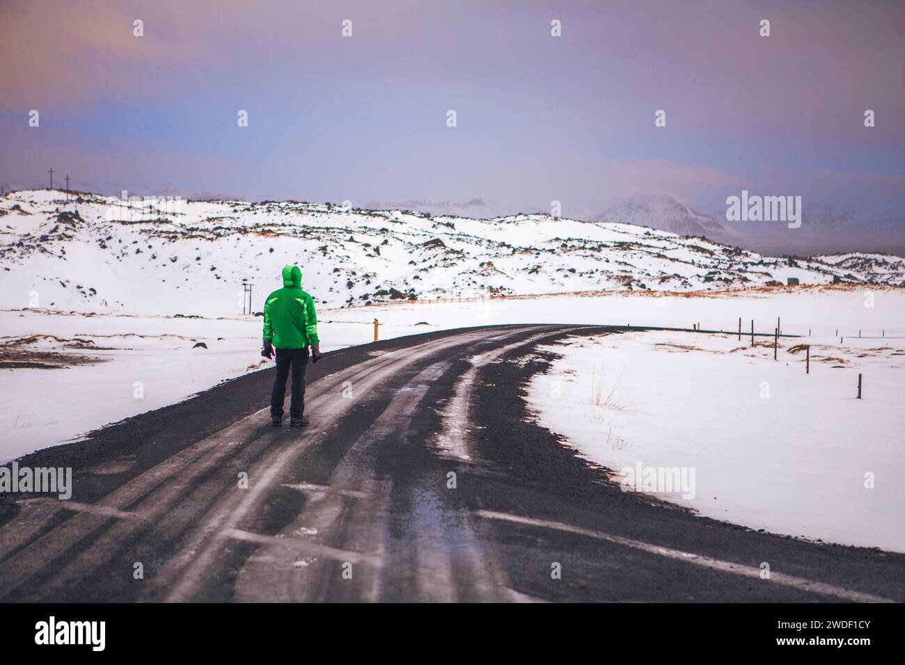 Route près de Arnarstapi et volcans Stapafell à Snaefellsjokull, Islande. Banque D'Images