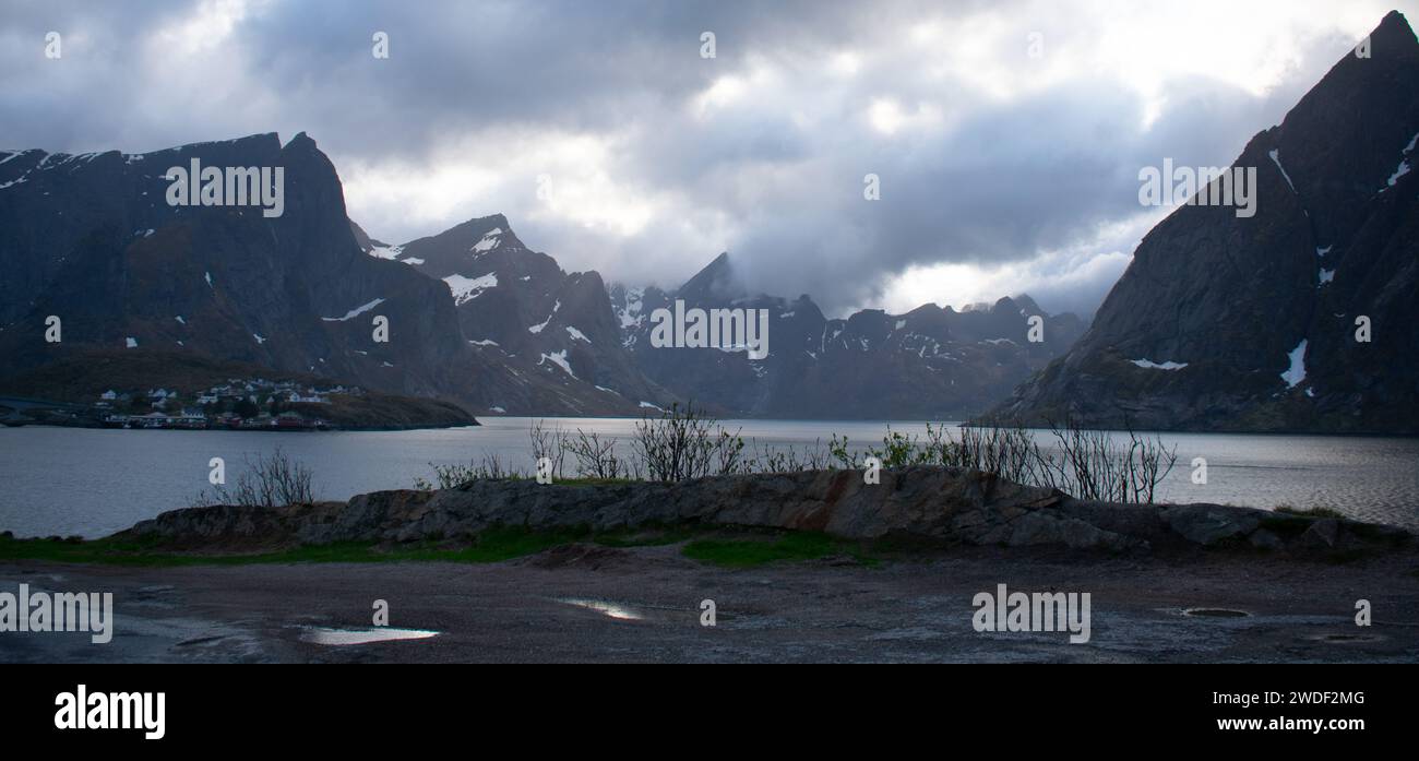 Reine, Lofoten, Norvège. Vue Arieal du petit village de pêcheurs connu de la pêche commerciale et de la morue séchée à l'air séché Banque D'Images