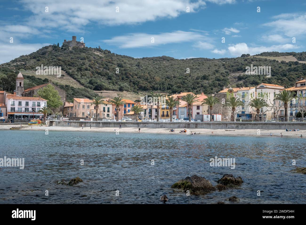 Belle vue sur la plage de Collioure avec la montagne en arrière-plan en France Banque D'Images