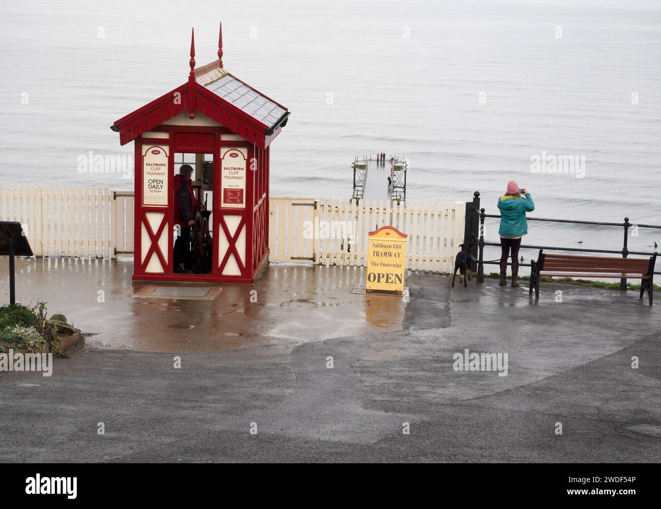 Station de contrôle pour funiculaire de falaise au sommet de la falaise jour d'hiver femme et chien Banque D'Images