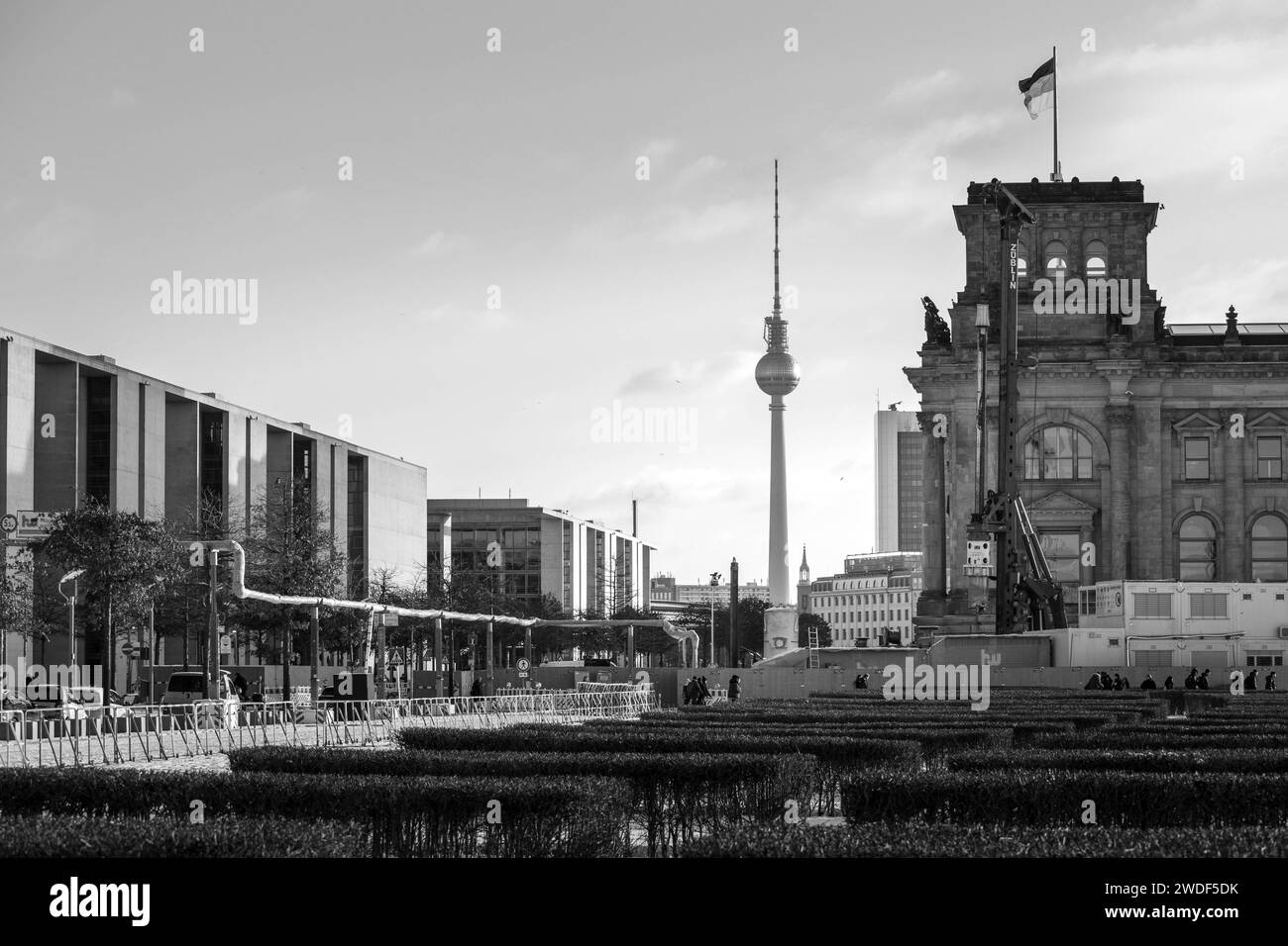 DAS Reichstagsgebaeude, Sitz des Bundestages und das Paul-Loebe-Haus, Abgeordnetenhaus am Spreebogen à Berlin. 20.01.2024, Berlin, Paul-Loebe-Haus, Fernsehturm und Reichstagsgebaeude und in Berlin., Berlin Berlin Deutschland, DEU Reichstag *** le bâtiment du Reichstag, siège du Bundestag et la Maison Paul Loebe, Chambre des représentants sur la Spreebogen à Berlin 20 01 2024, Berlin, Maison Paul Loebe, tour de télévision et bâtiment Reichstag et à Berlin , Berlin Berlin Allemagne, DEU Reichstag Banque D'Images