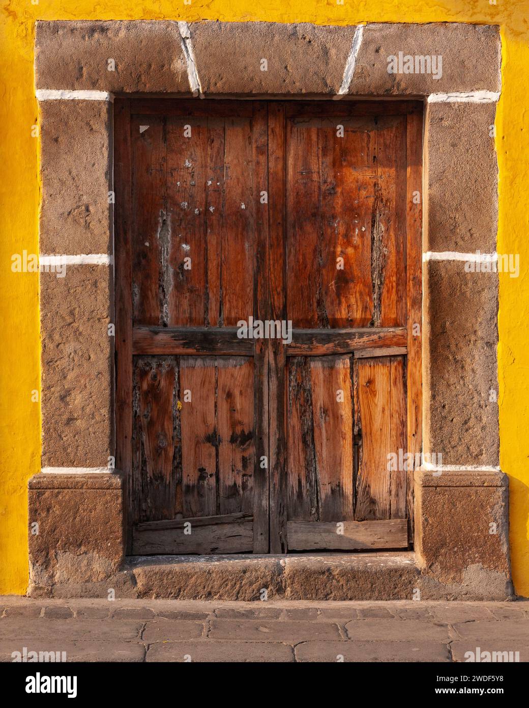 Une des nombreuses portes pastel à Antgua de Guatemala. Cette ville classée au patrimoine de l'UNESCO possède quelques-uns des plus beaux exemples de l'architecture coloniale espagnole. Banque D'Images