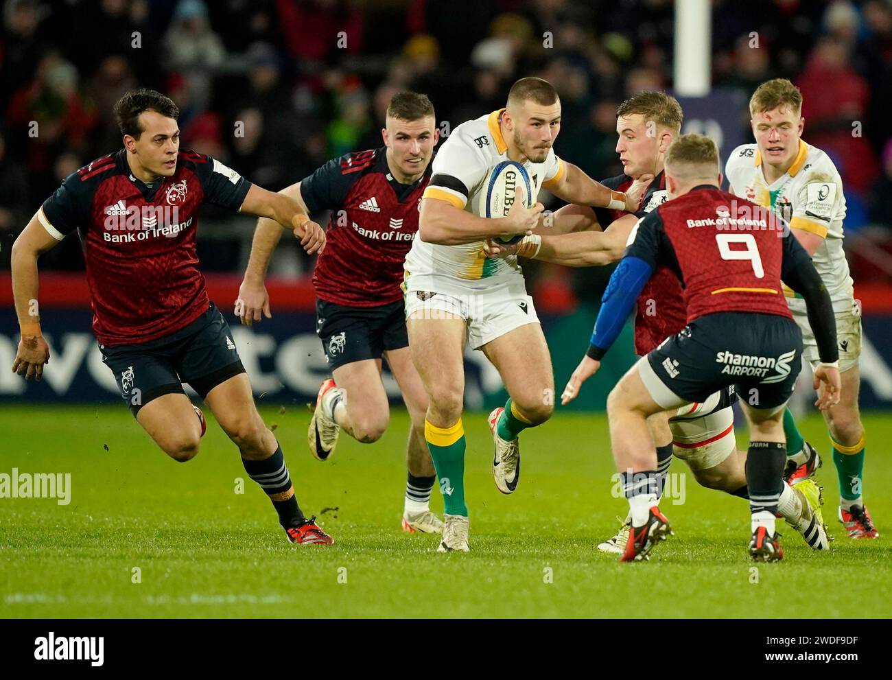 Ollie Sleightholme de Northampton Saints court avec le ballon lors du