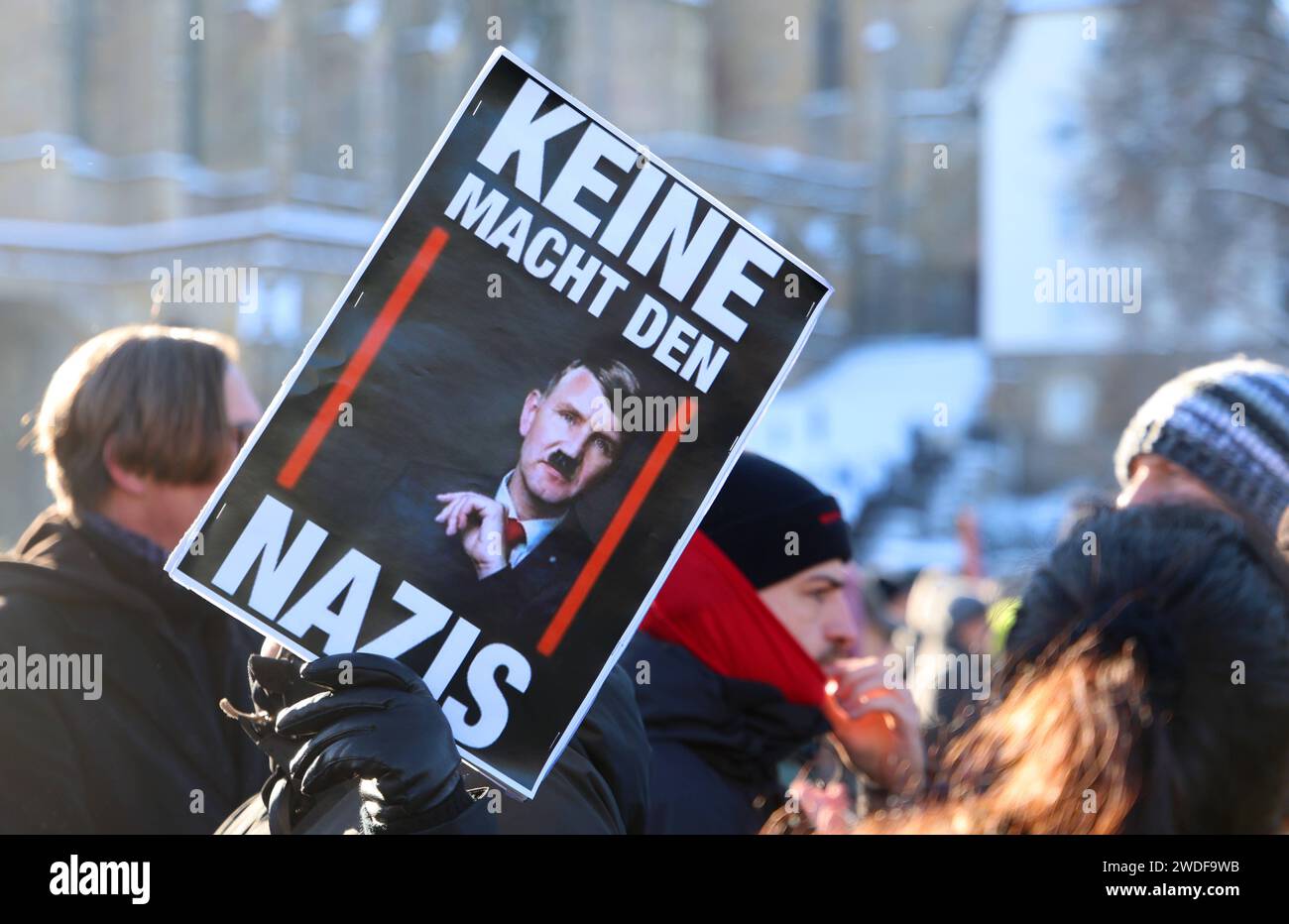 Demo gegen rechts - Erfurt 20.01.2024, Erfurt, Domplatz, Auf die Plaetze Buendnis ruft zur Demo gegen rechts nach Bekanntwerden eines Geheimtreffens mit AfD und CDU-Beteiligung - das motto der Demonstration ist nie wieder ist jetzt - Antifascism musber muss man sseld im Bild Schild mit der Aufschrift Keine Macht den Nazis - zu sehen ist Bjoern Hoecke mit Hitler-Bart *** Démo contre la droite Erfurt 20 01 2024, Erfurt, Domplatz, auf die Plaetze Buendnis appelle à une manifestation contre la droite après l'annonce d'une réunion secrète avec la participation de l'AfD et de la CDU la devise de la manifestation Banque D'Images