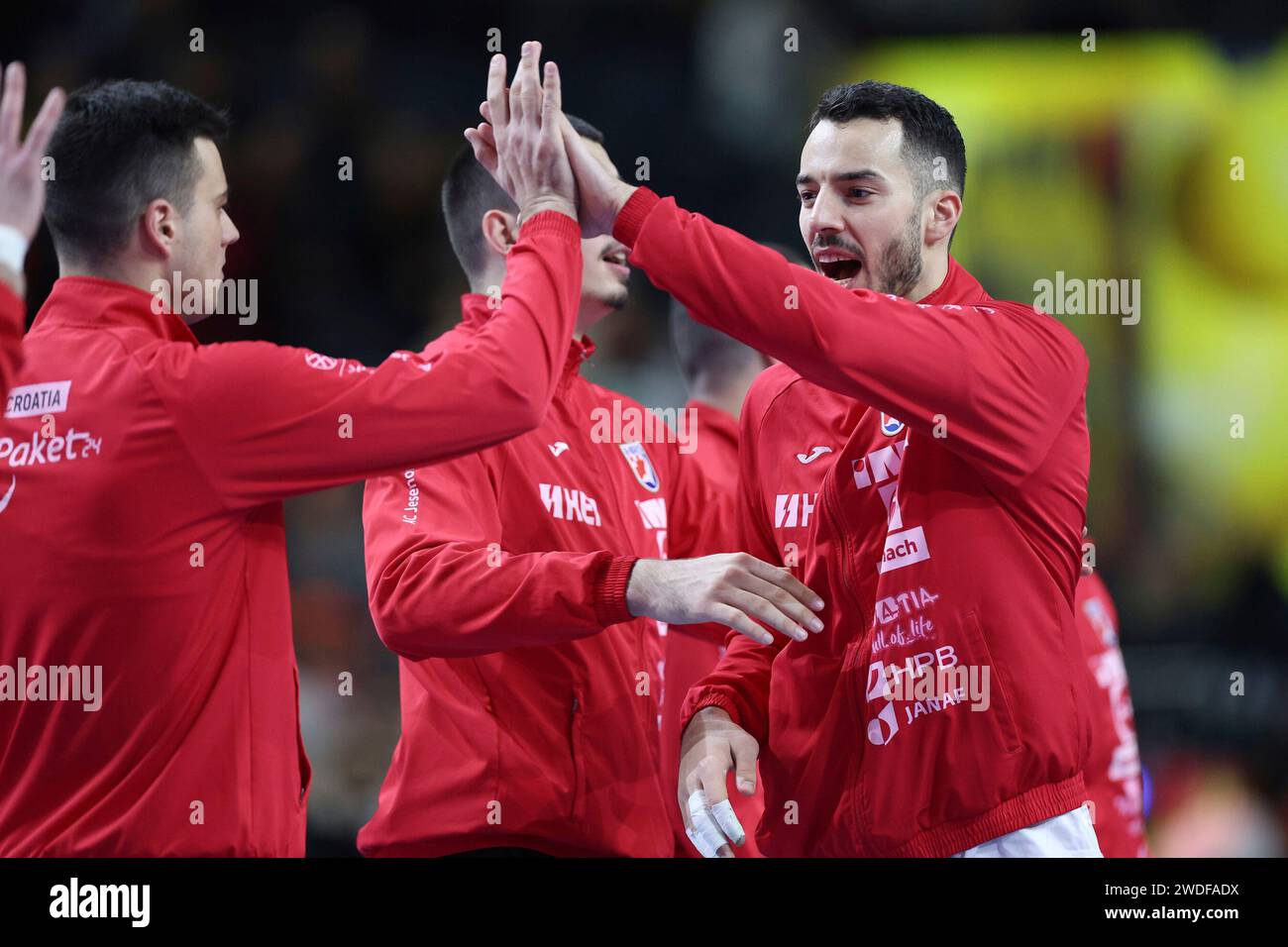 20.01.2024, Lanxess Arena, Koeln, GER, EHF Euro 2024, hommes, Hauptrunde, Gruppe 1, 2. Spieltag, Ungarn (HUN) vs. Kroatien (CRO), im Bild : Begruessung der Spieler Foto © nordphoto GmbH/Meuter Banque D'Images