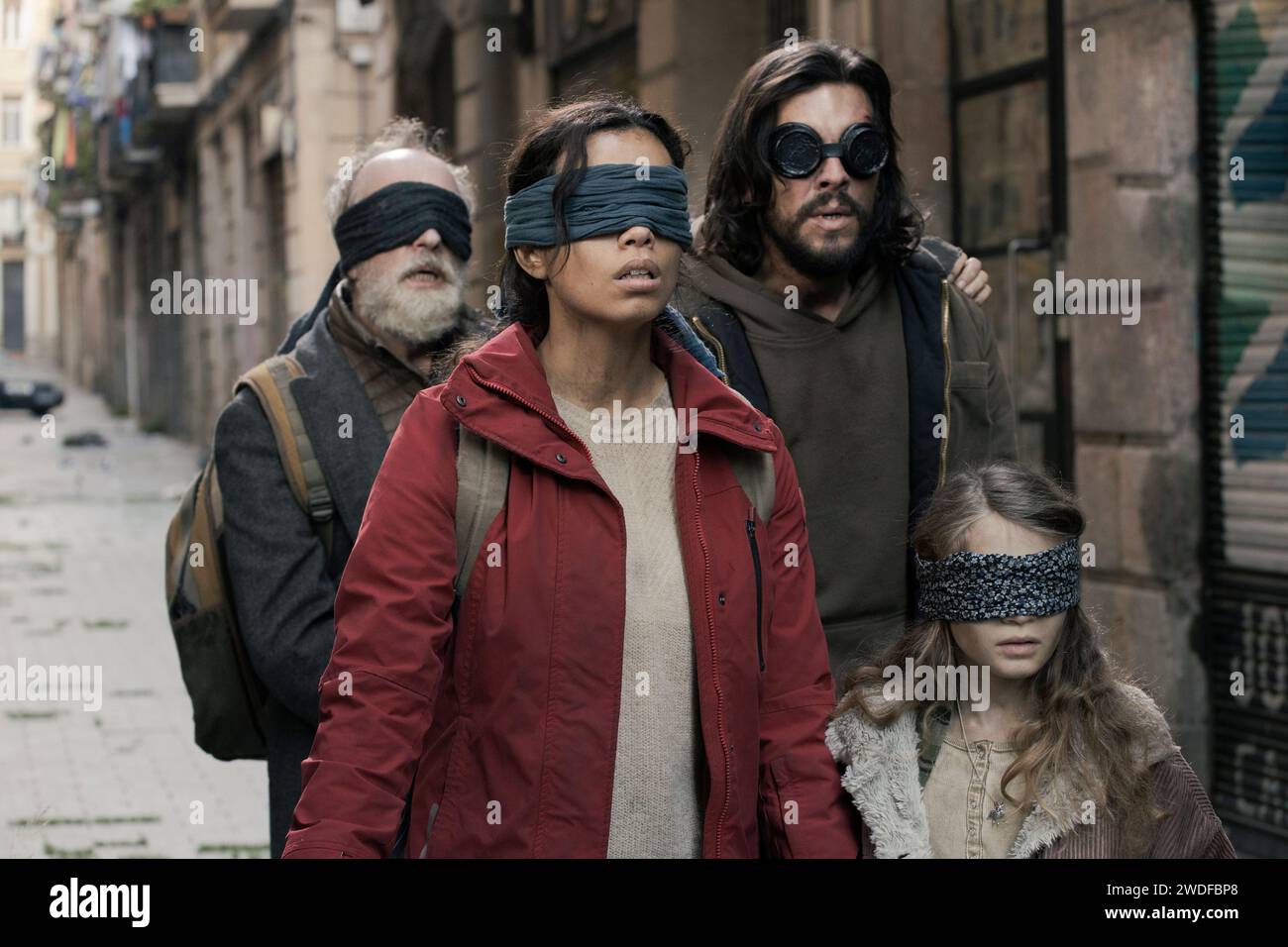 Bird Box : Barcelona (2023) réalisé par David Pastor et Àlex Pastor et mettant en vedette Gonzalo de Castro, Naila Schuberth, Mario Casas, et Georgina Campbell . Après qu'une entité d'origine mystérieuse anéantit la population mondiale, provoquant ceux qui l'observent à prendre la vie, Sebastián et sa fille commencent leur propre grande aventure de survie à Barcelone. Photographie publicitaire ***USAGE ÉDITORIAL SEULEMENT***. Crédit : BFA / Andrea Resmini / Netflix Banque D'Images