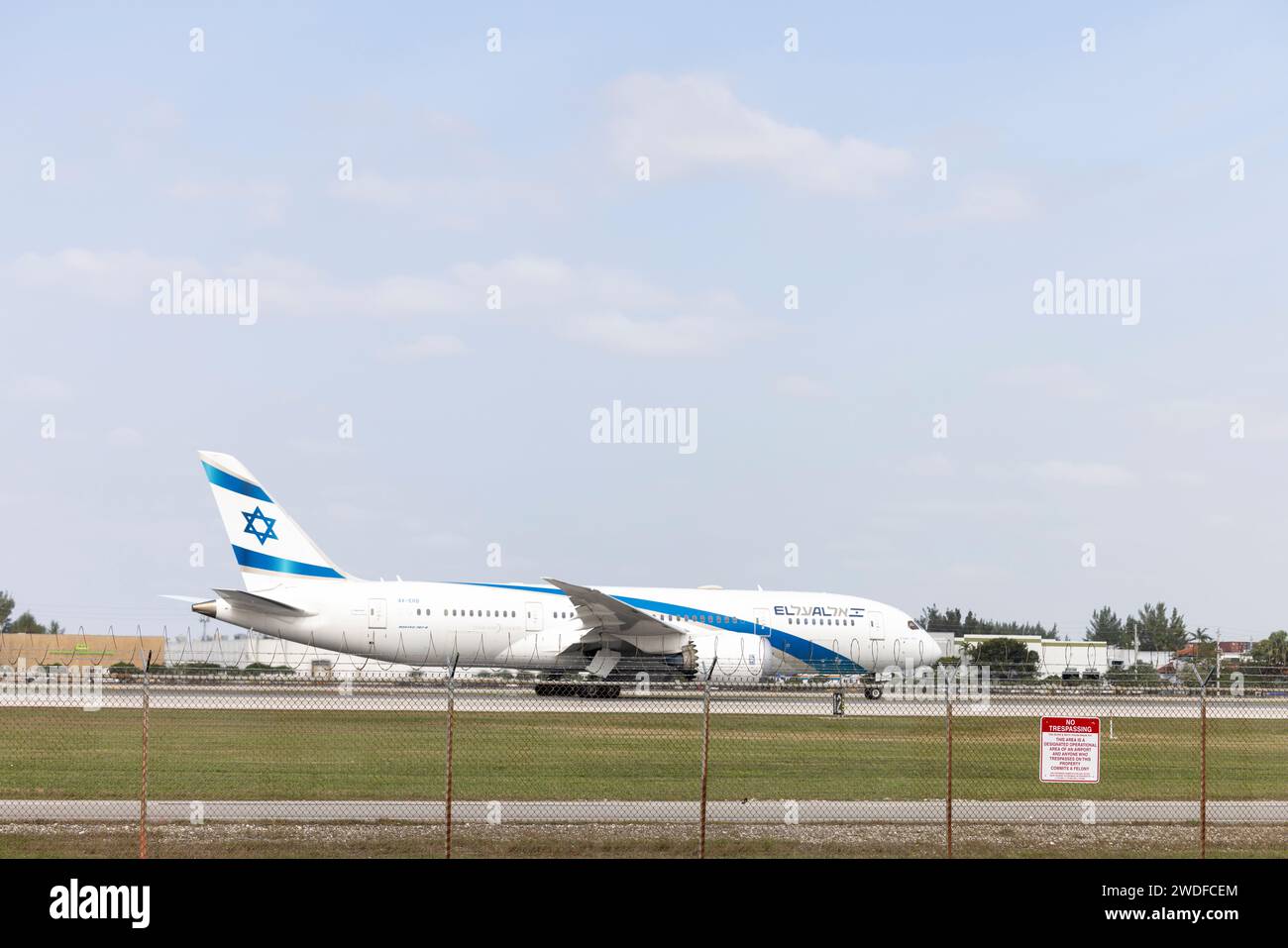 Un jet El-Al part de l'aéroport international de Miami le 17 janvier 2024 Banque D'Images