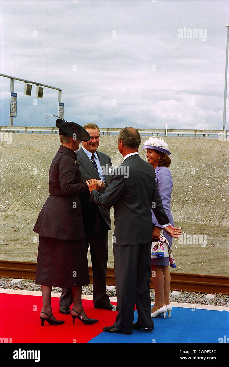 Peberholm/SUÈDE/DANEMARK. 01 juillet 2000   S.M. la Reine Margrethe II et son mari le prince Henrik sont venus du côté danois et rencontrent à Peberholm île artificielle dans le détroit oressudent avec S.M. le Roi Carl Gustaf et la Reine Sylvia de Suède à l'ouverture officielle du pont de ligne Oresudnet entre le Danemark et la Suède et son coût ..2 milliards de dkr. Banque D'Images