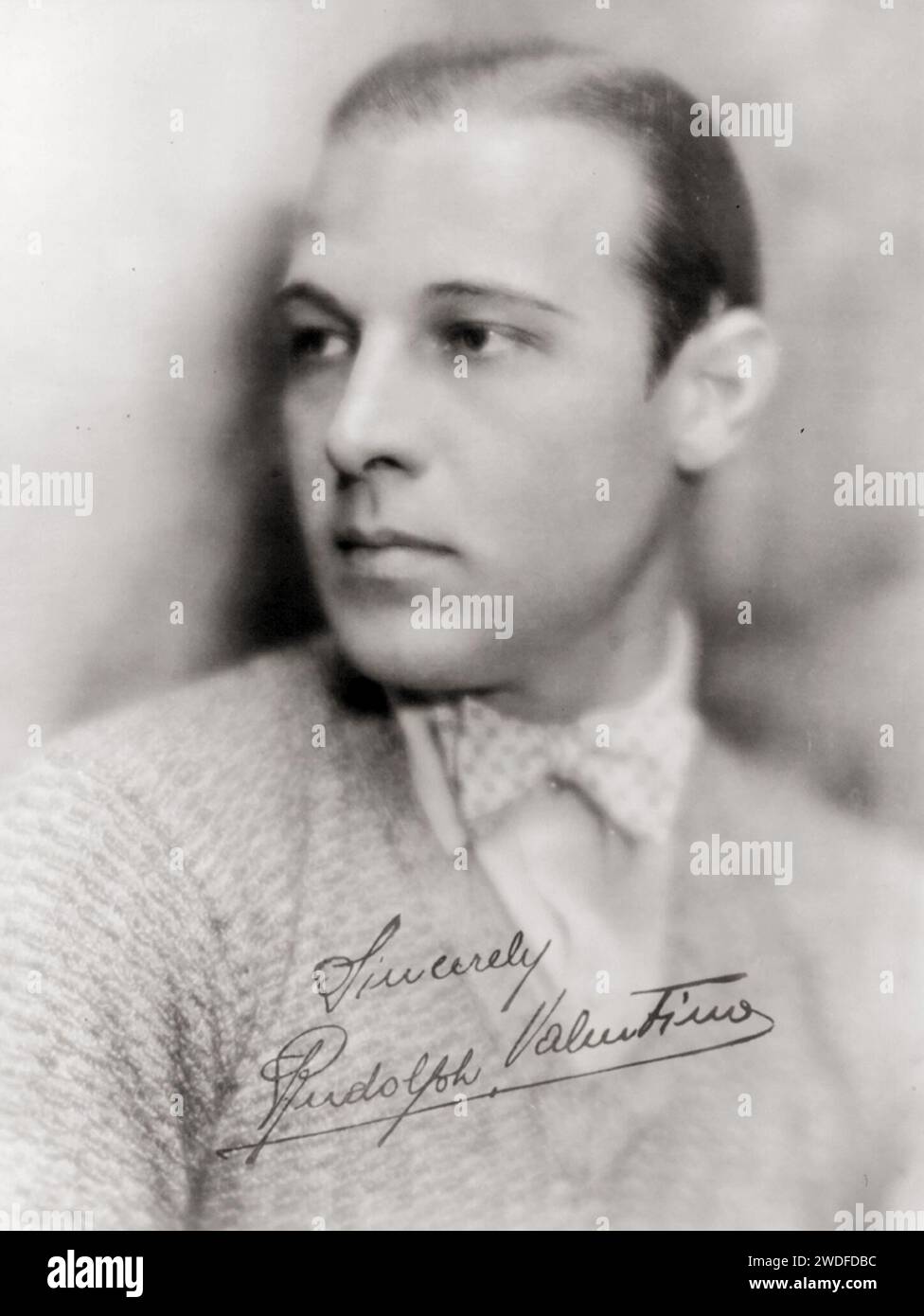 Star de cinéma Rudolph Valentino, portrait de tête et d'épaules, années 1920 - photo de fan avec autographe Banque D'Images
