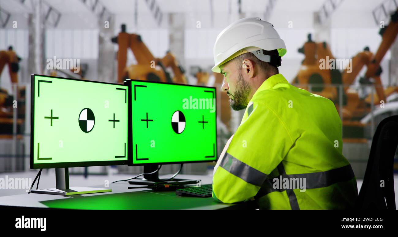 Ingénieur utilisant le moniteur de PC avec l'écran vert dans Modern car Factory Banque D'Images Ingénieur utilisant le moniteur de PC avec l'écran vert dans Modern car Factory Banque D'Images