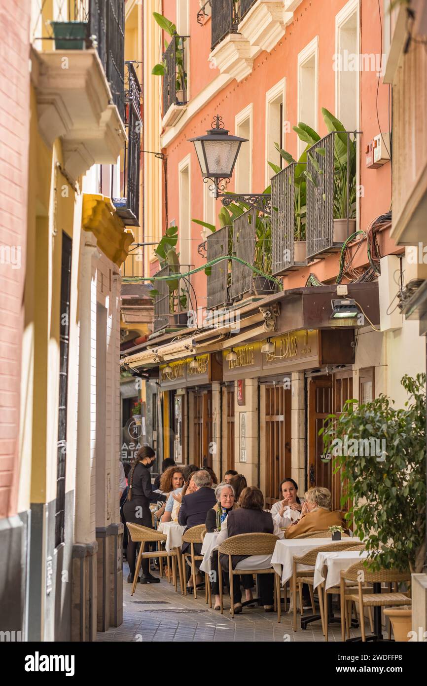 Café en plein air confortable dans la rue étroite de Séville, Espagne Banque D'Images