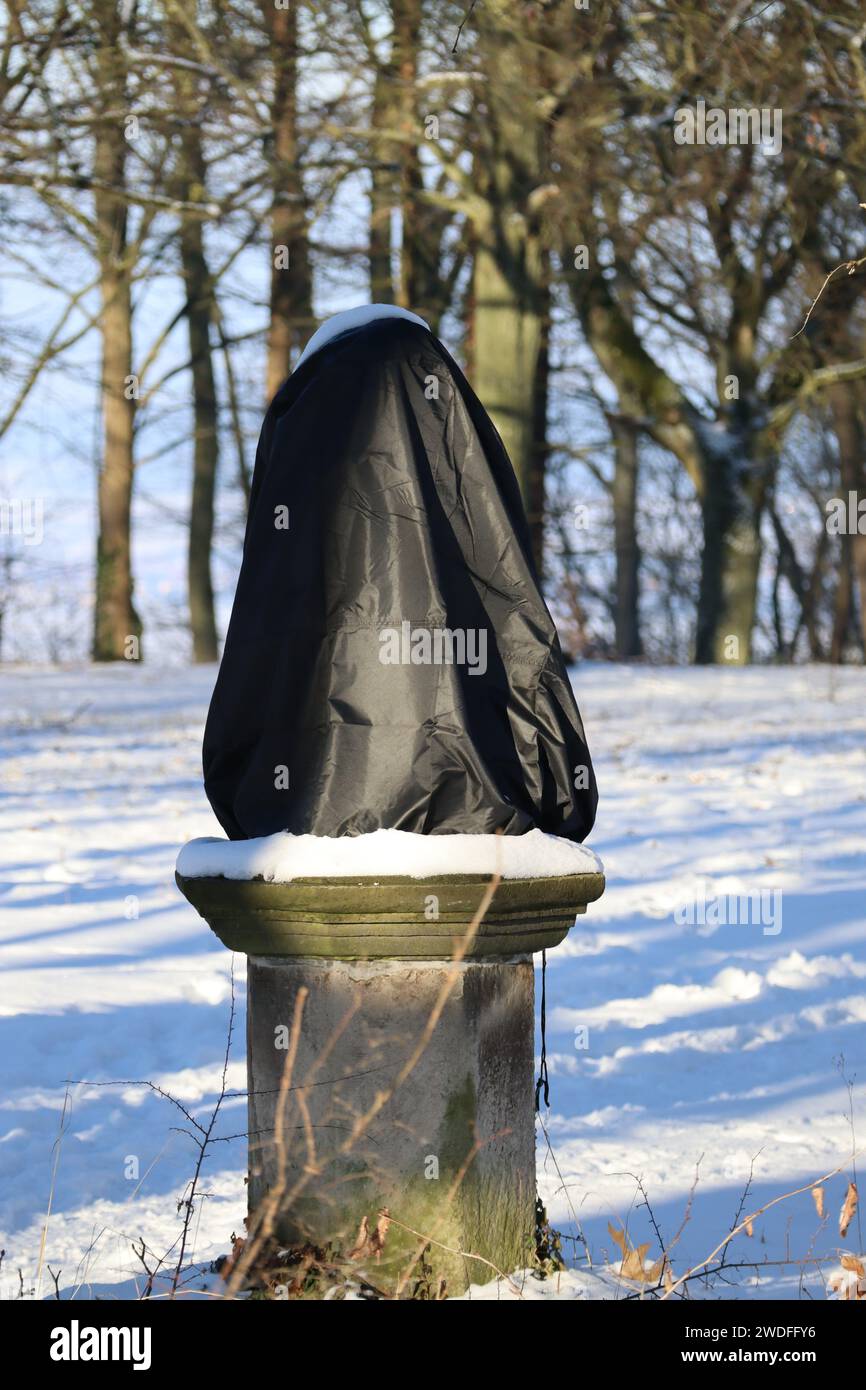 Housse de protection noire pour sculptures extérieures Banque D'Images
