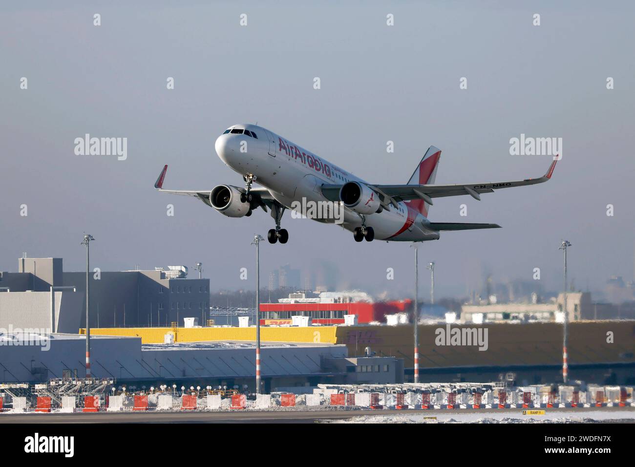 Eine Maschine von AirArabia startet am Köln Bonn Airport. Nach starkem Schneefall wirkt sich das Wetter auch auf den Flugbetrieb am Flughafen Köln/Bonn aus. Der kontinuierliche Winterdienst mit Räumfahrzeugen machen die Taxiways und Lande- und Startbahnen wieder benutzbar. Themenbild, Symbolbild Köln, 20.01.2024 NRW Deutschland *** un avion d'AirArabia décolle à l'aéroport de Cologne Bonn après de fortes chutes de neige, la météo affecte également les opérations de vol à l'aéroport de Cologne Bonn le service d'hiver continu avec des véhicules de déneigement rend les voies de circulation et les pistes utilisables à nouveau image thématique, symb Banque D'Images